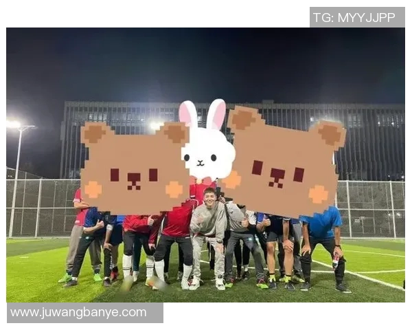 路人偶遇足球明星瞬间拍摄成经典照片引发热议